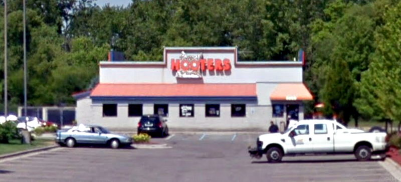 Hooters - Portage - 5250 S Westnedge Ave (newer photo)